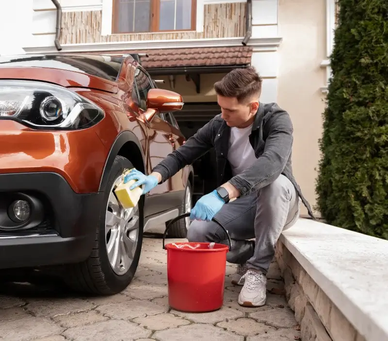 Lavage auto à domicile Pont-à-Marcq : professionnel intervenant sur un véhicule